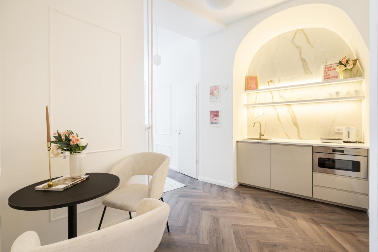 E13 - Grand Boulevard Heritage - Location By Bqa Appartamento