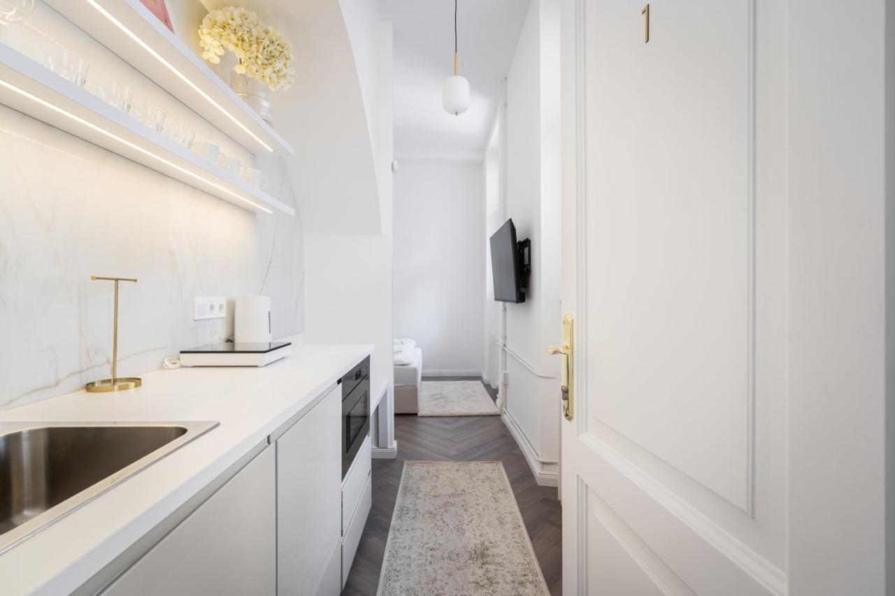 E13 - Grand Boulevard Heritage - Location By Bqa Apartman Budapest